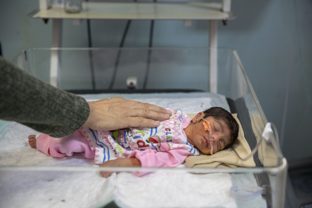 Bebé internado en la unidad de cuidados intensivos del hospital de Mazar  i Sharif, en Afganistán.