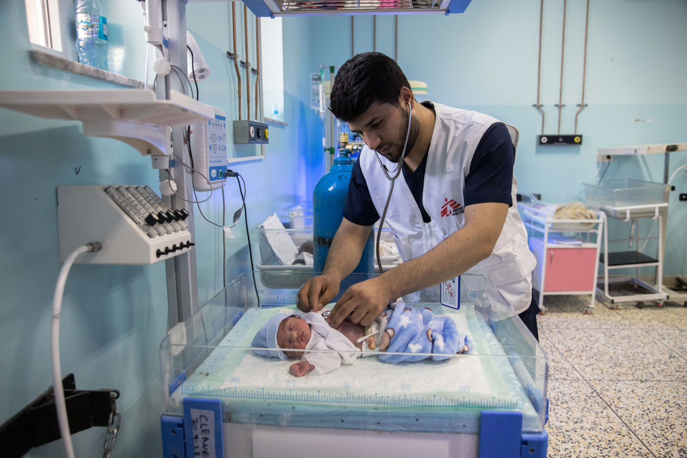 Bebé internado en la unidad de cuidados intensivos del hospital de Mazar  i Sharif, en Afganistán.