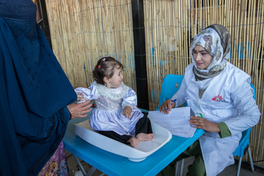 Niña es examinada por una enfermera de MSF en Afganistán.