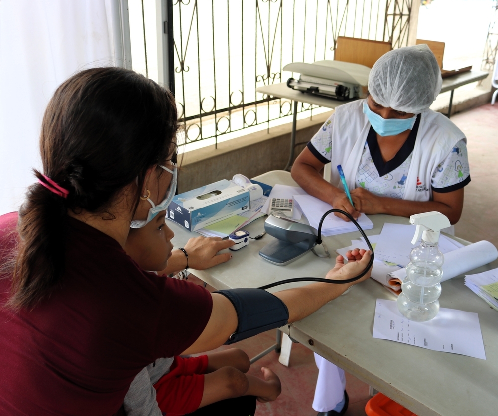 Enfermera de MSF brinda ayuda a personas migrantes de Venezuela en nuestra clínica en Perú.