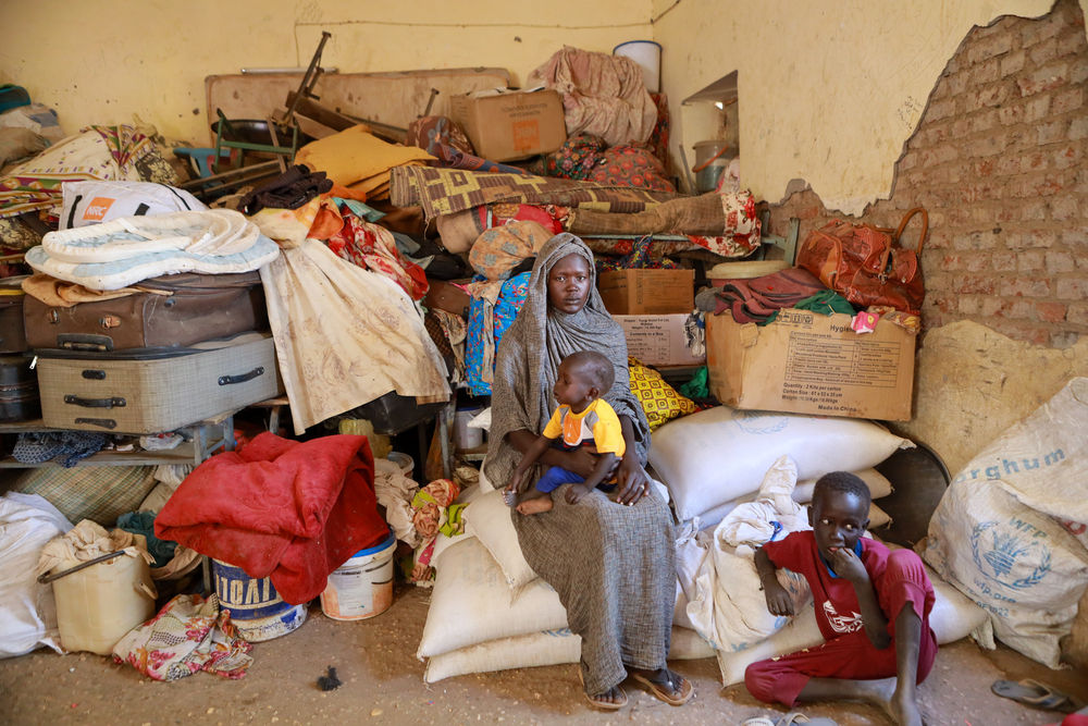 Madre e hijo desplazados por la violencia creciente en Sudán. 