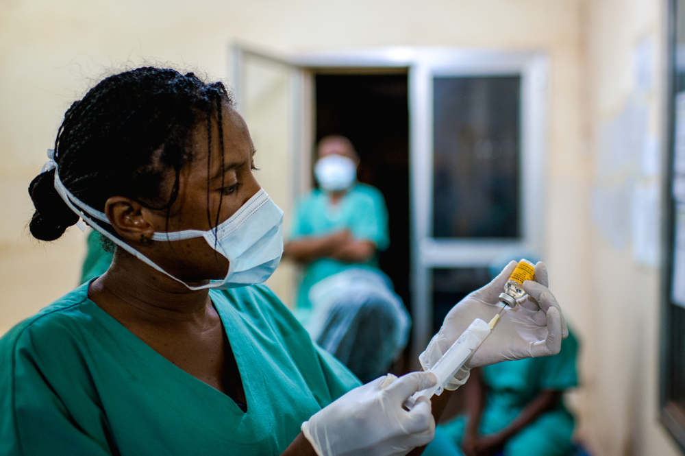 Antitoxina diftérica aplicada a pacientes en Guinea. 