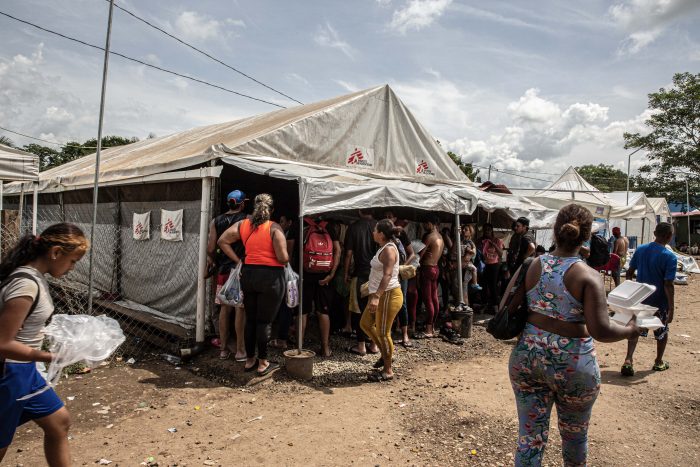 personas migrantes esperan ser atendidas afuera de una tienda de la ONG Médicos Sin Fronteras en Bajo Chiquito, Panamá
