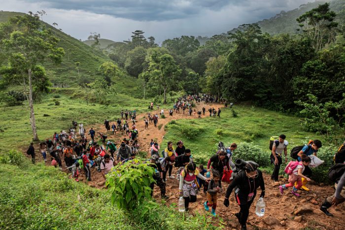 Migrantes cruzando el Tapón del Darién.