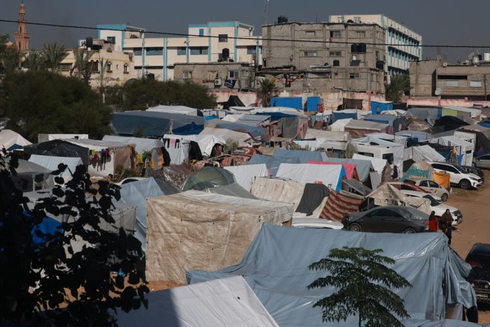 Personas desplazadas acampando en el sur de Gaza.