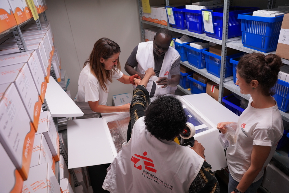 Médicos Sin Fronteras transporta cajas con vacunas contra la hepatitis E. 