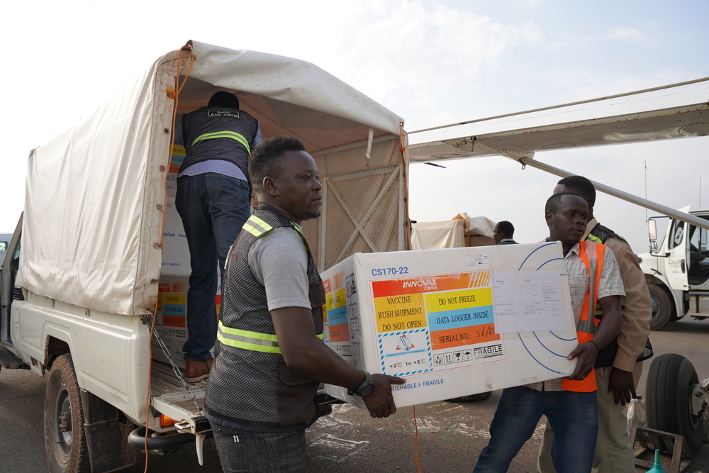 Médicos Sin Fronteras transporta cajas con vacunas contra la hepatitis E. 