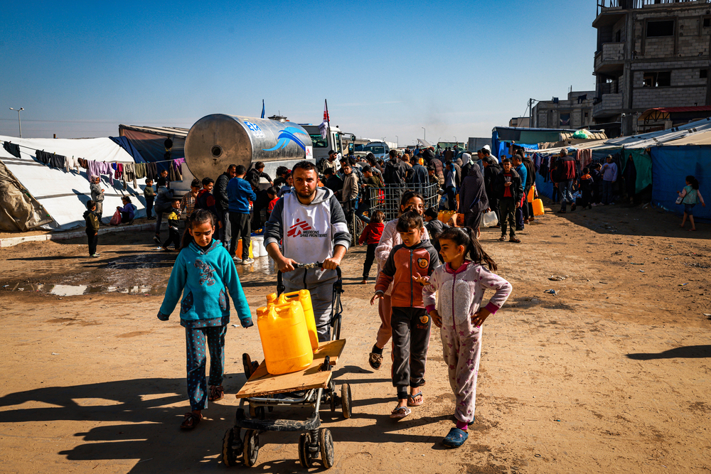 MSF organiza la distribución de agua para desplazados en el barrio saudí de Rafah, al sur de Gaza.