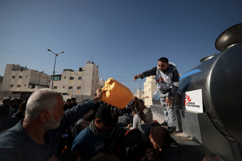 MSF organiza la distribución de agua para desplazados en el barrio saudí de Rafah, al sur de Gaza.