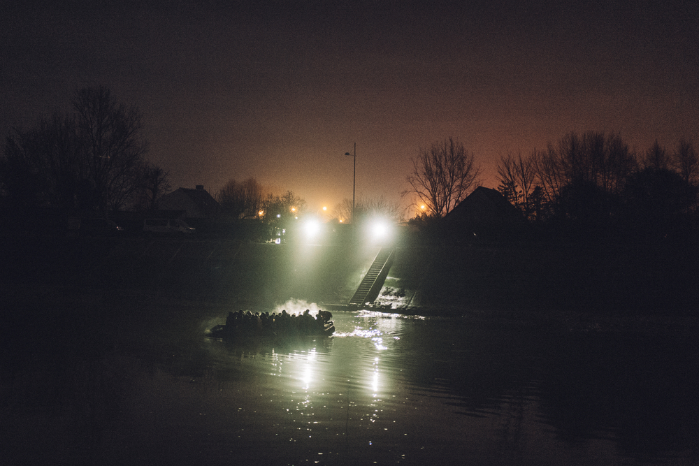 Refugiados en Francia parten a cruzar el Canal de la Mancha. 