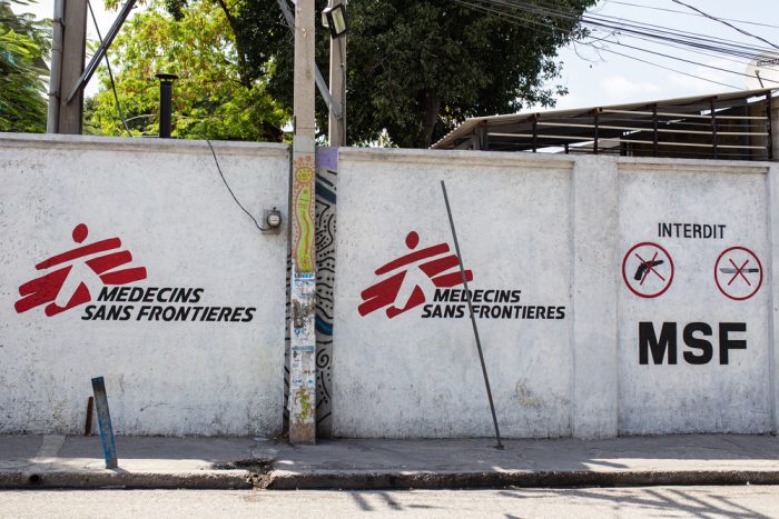 Logo de la ONG Médicos Sin Fronteras pintado en la pared de un centro de salud en Haití.