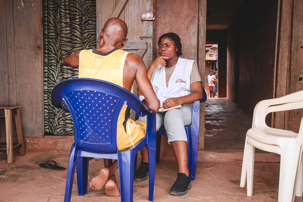 Paciente conversa con psicóloga de MSF. 