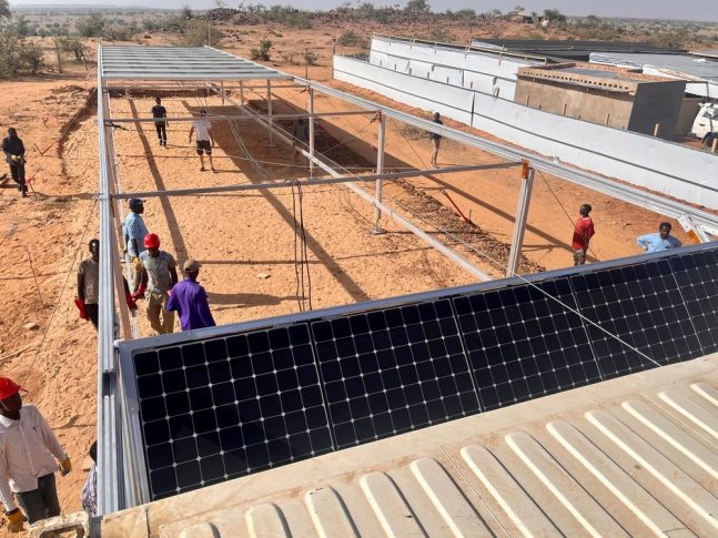 Trabajadores de Médicos Sin Fronteras desplegando paneles solares en Chad