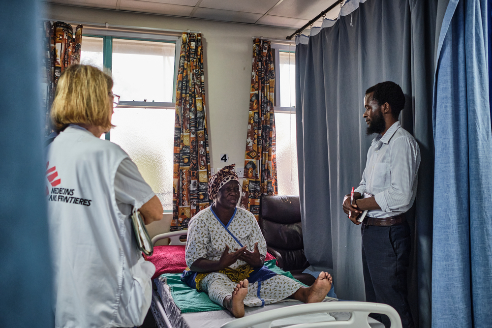 Paciente recibe consulta de salud mental previo a someterse a una operación en un hospital en Malawi. 