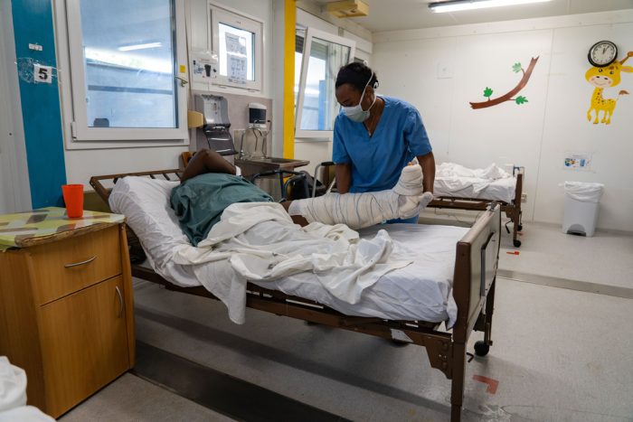 Mujer hospitalizada en hospital en Puerto Príncipe, Haití.