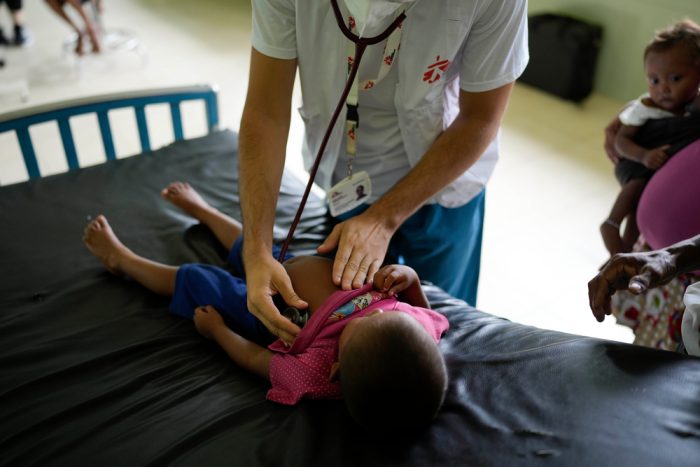 Personal de la ONG Médicos Sin Fronteras atendiendo a un niño en una clínica en Venezuela