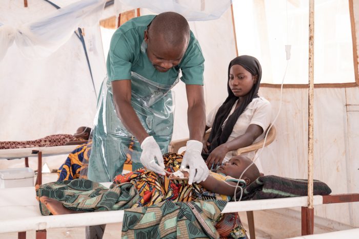 Personal de Médicos Sin Fronteras atiende pacientes en Burundi.