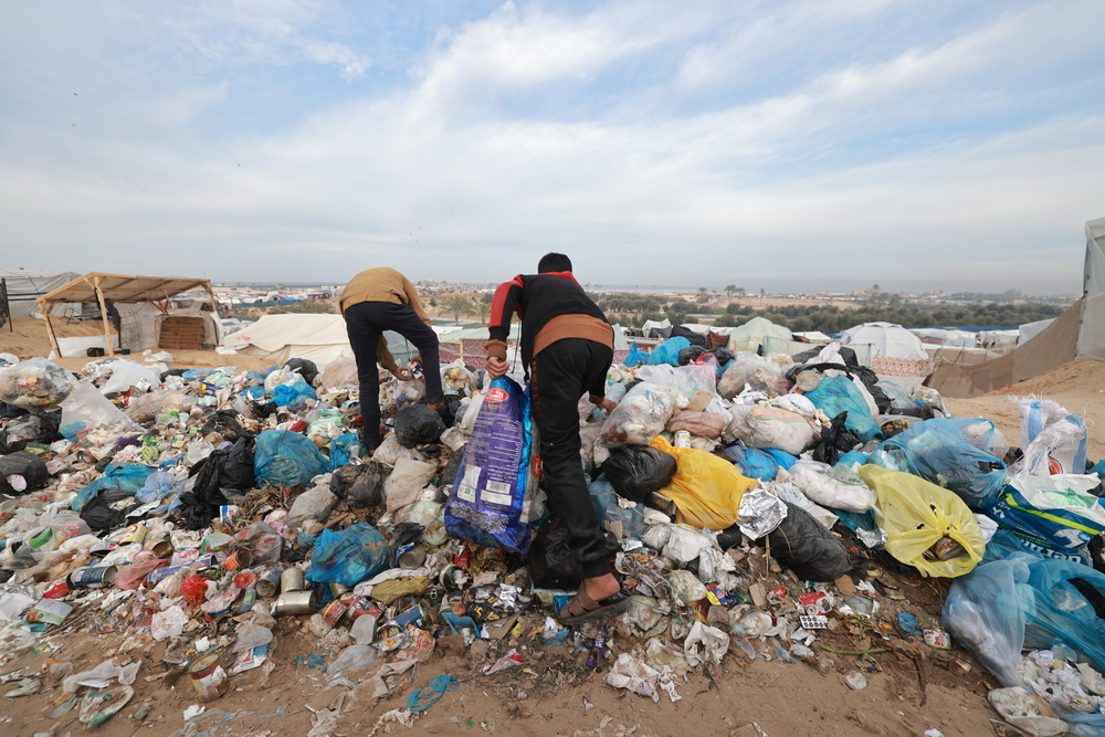 Palestinos de Rafah viven en condiciones de hacinamiento. 