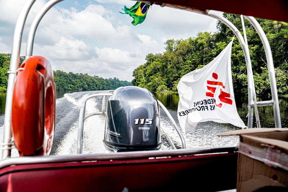 Bote de Médicos Sin Fronteras en el Amazonas lleva ayuda médica. 