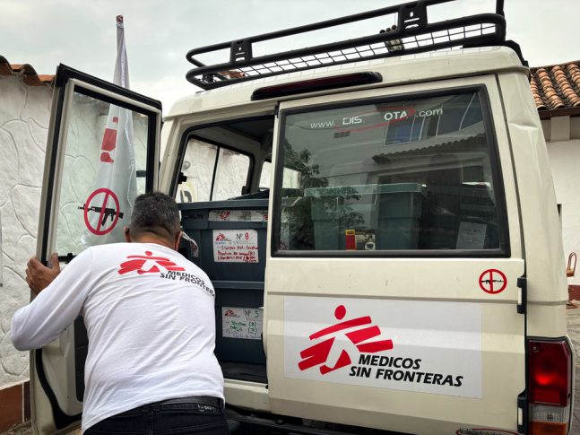 Trabajador de la ONG Médicos Sin Fronteras en Colombia cargando material a bordo de una de sus camionetas.