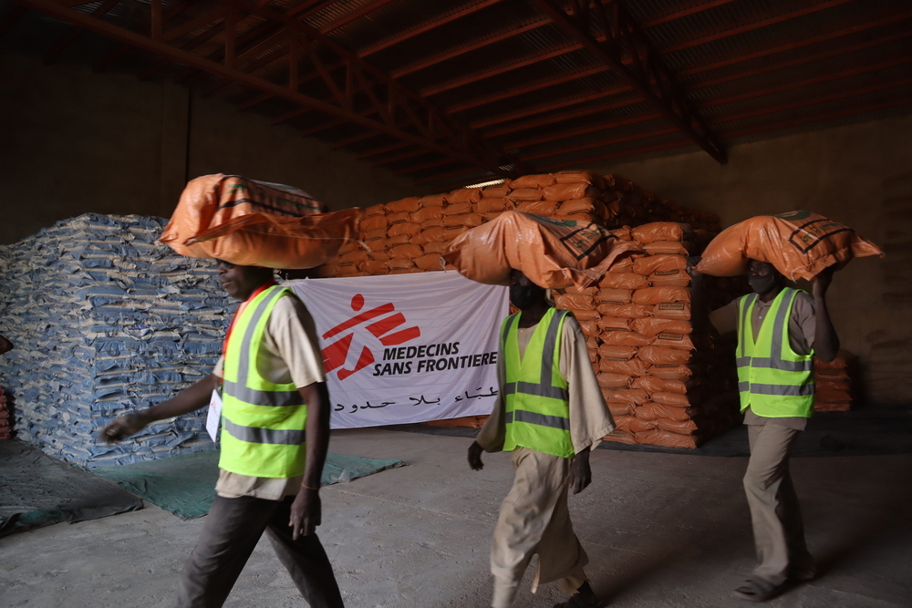 trabajadores de médicos sin fronteras distribuyendo alimentos