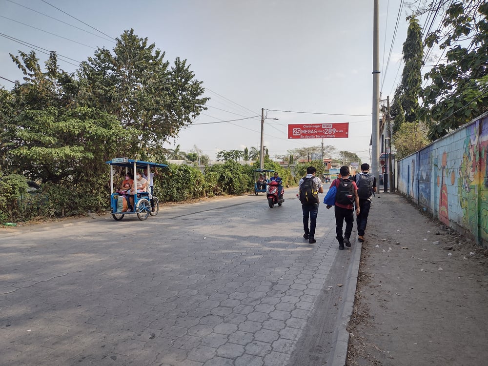 Personas migrantes se dirigen hacia el norte para intentar cruzar por peligrosos puntos informales en Guatemala.