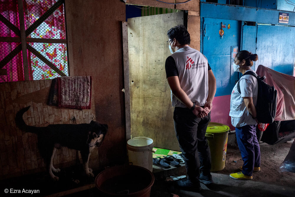 El equipo de apoyo a pacientes de MSF Christian Jay Hontiveros y Belen Rance llevan a cabo el rastreo de contactos de hogares con pacientes de tuberculosis confirmada, en el barrio de Aroma.