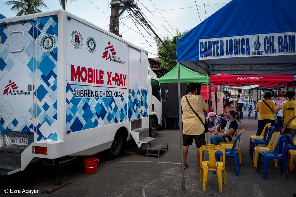 Residentes hacen cola para someterse a una prueba de rayos X con IA gratuita en uno de los puntos de detección activa de casos de tuberculosis.