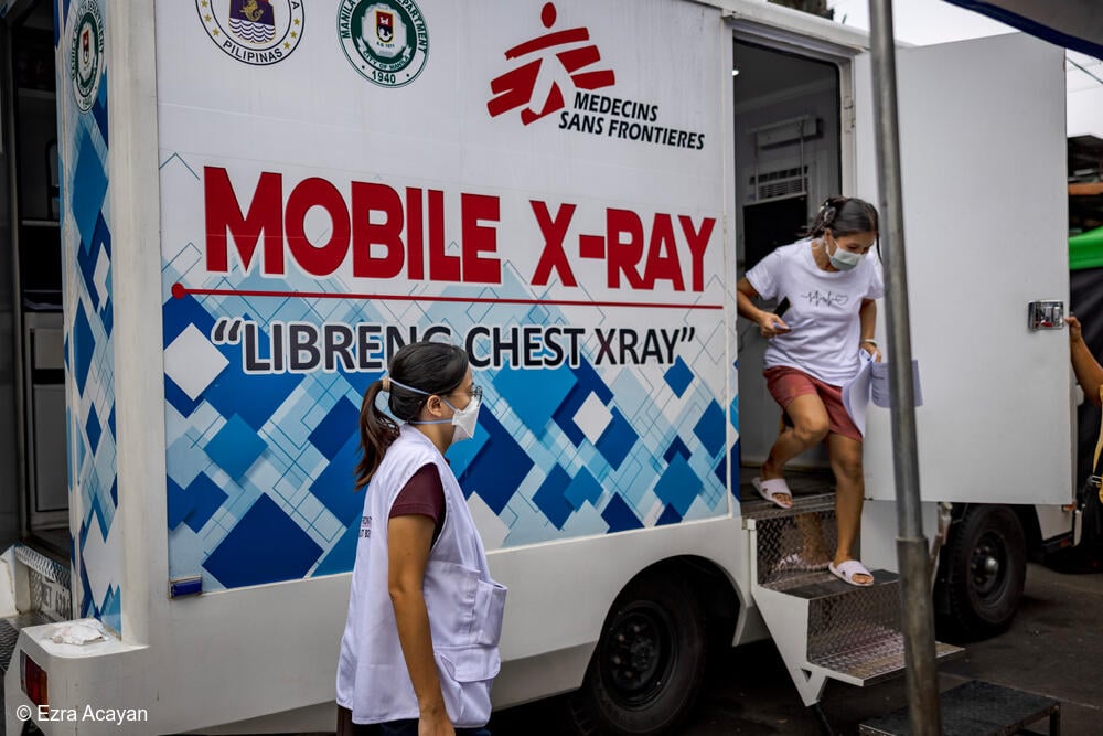 El camión de rayos X que funciona con IA en uno de los puntos de detección activa de casos de tuberculosis de MSF.