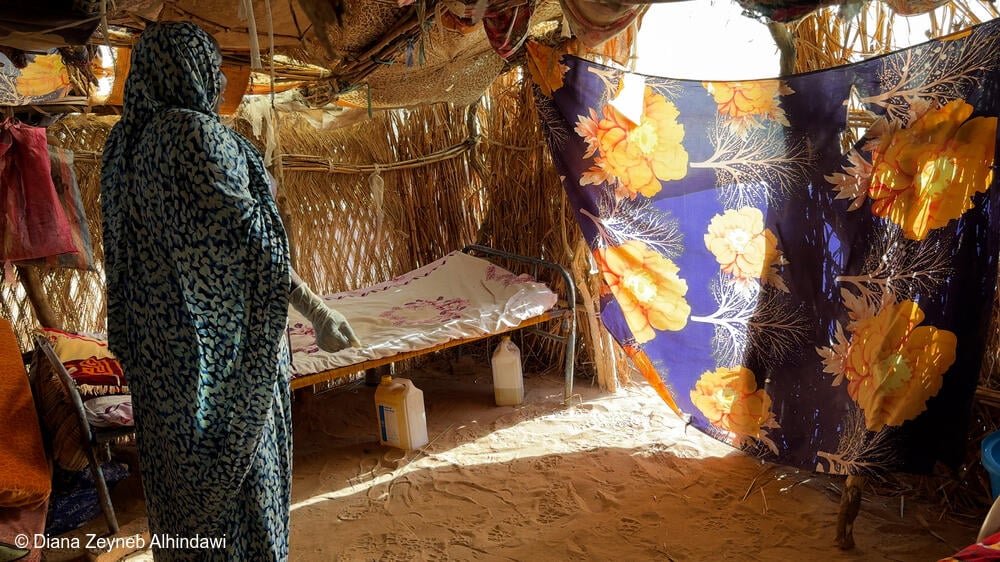 Khadija, partera sudanesa refugiada en Chad, atiende a madres e hijos en su refugio. Capacitada por MSF, brinda cuidados prenatales y posnatales.