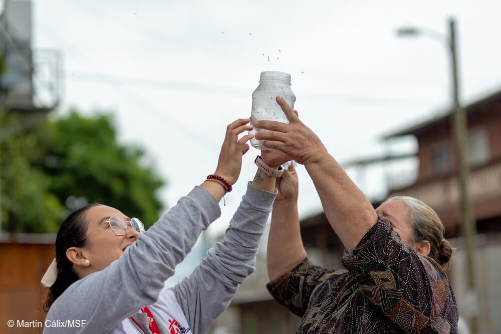 Liberadora de mosquitos con Wolbachia para el proyecto de MSF contra el dengue en Honduras