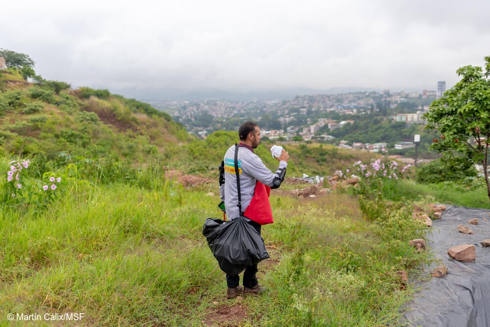 Liberador de mosquitos con Wolbachia para el proyecto de MSF contra el dengue en Honduras
