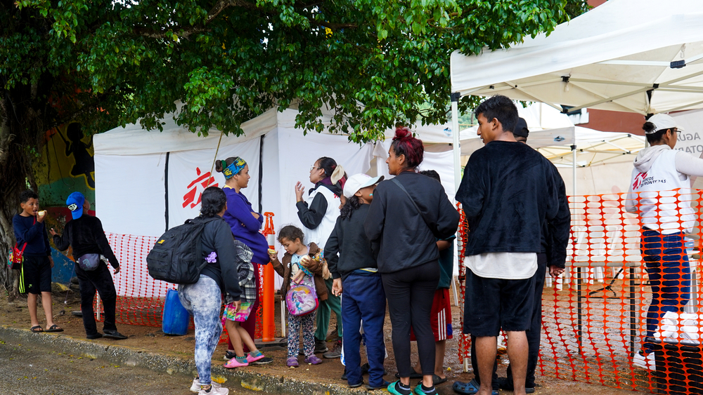 grupo de personas esperan a ser atendidas afuera de una de las clínicas móviles de MSF en México