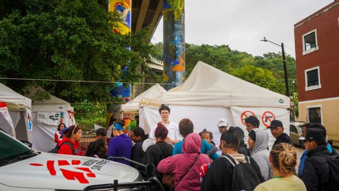 un grupo de personas espera a ser atendidos frente a una clínica móvil de MSF en méxico