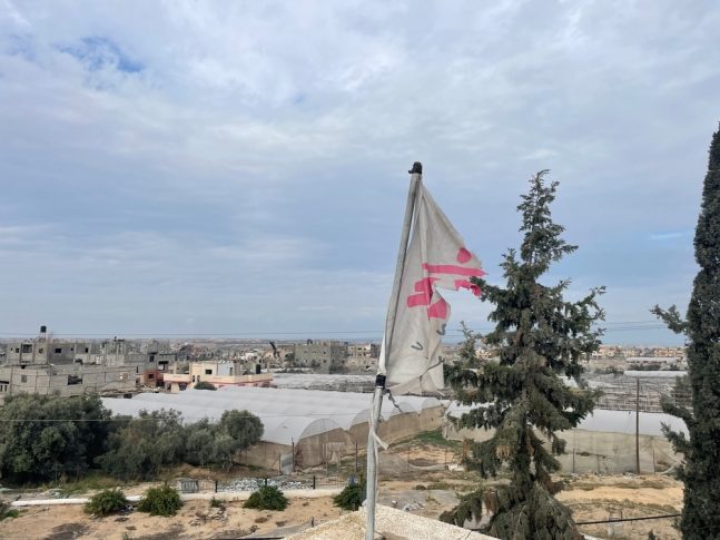 Bandera de MSF arrancada de la clínica de Shabboura, ciudad de Rafah, sur del país.