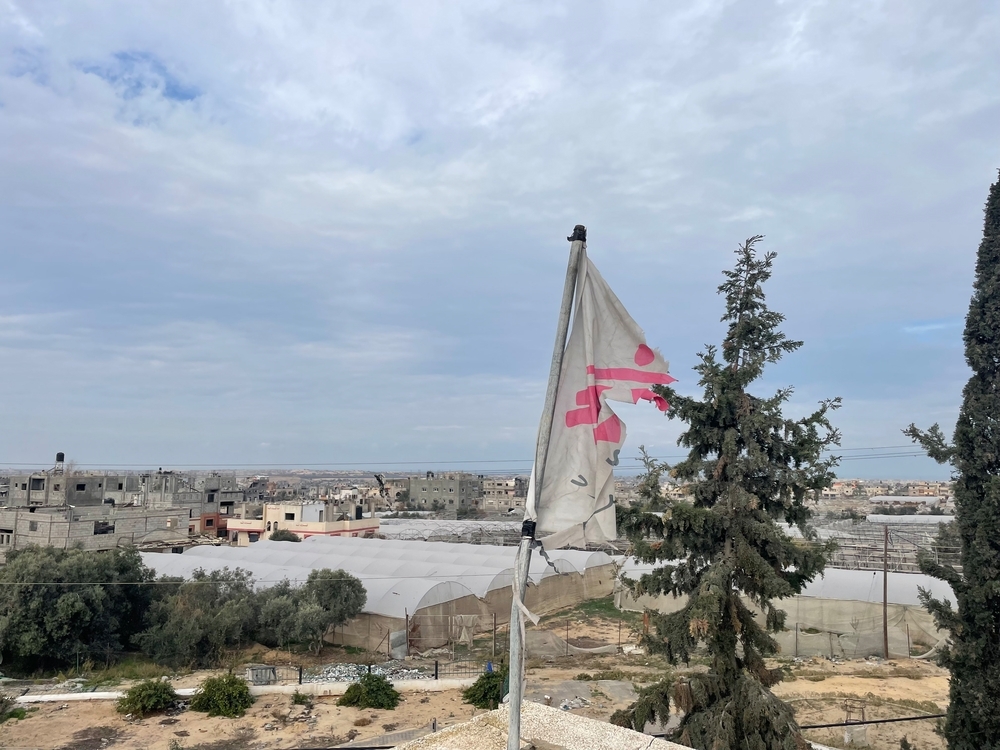Bandera de MSF arrancada de la clínica de Shabboura, ciudad de Rafah, sur del país.