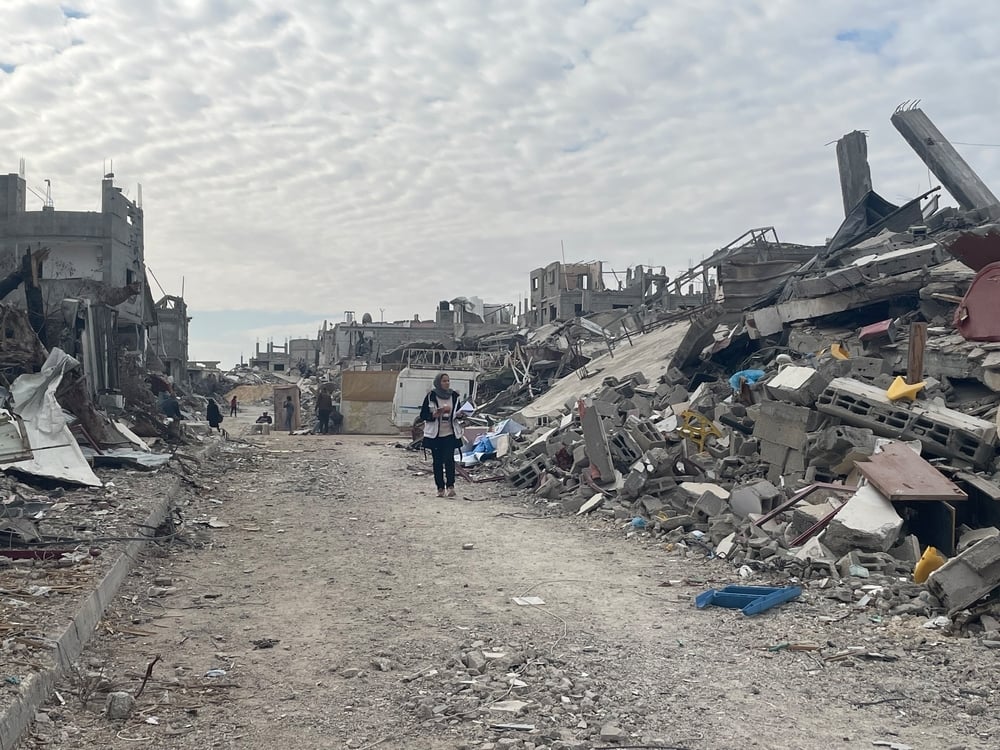 Nadia Abo Malloh de MSF caminando por las ruinas de la ciudad de Rafah, al sur de Gaza, Palestina.
