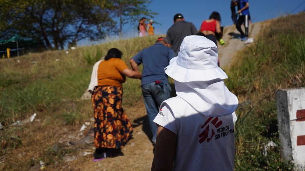 Las personas en movimiento intentan avanzar por el territorio mexicano en tren o caminando juntas en caravanas