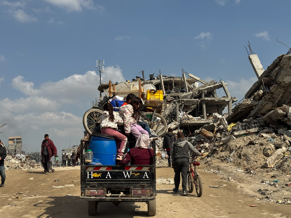 Familia palestina desplazada por Israel montada en un tuktuk; regresa para instalarse en la ciudad de Beit Lahia, al norte de la franja de Gaza.