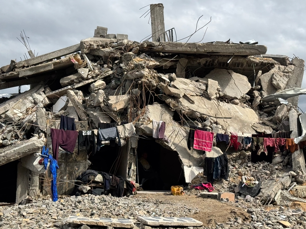 Una familia palestina se instala sobre los escombros de su casa destruida para vivir en la ciudad de Beit Lahia, al norte de la franja de Gaza.