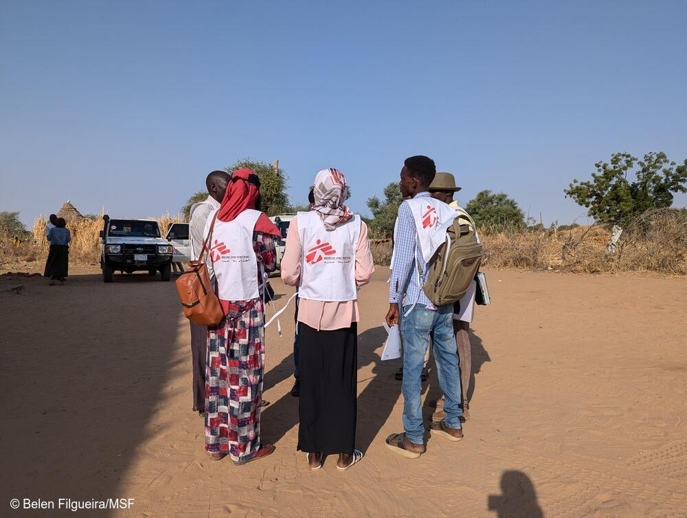 Los equipos de promoción de la salud de MSF hablan fuera de la clínica móvil de Romalia, en Darfur Occidental.
