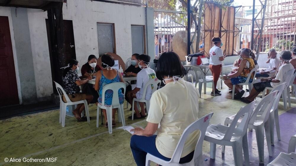 Personas esperando para ser examinadas de TB en una clínica móvil de MSF en Tondo, Manila.