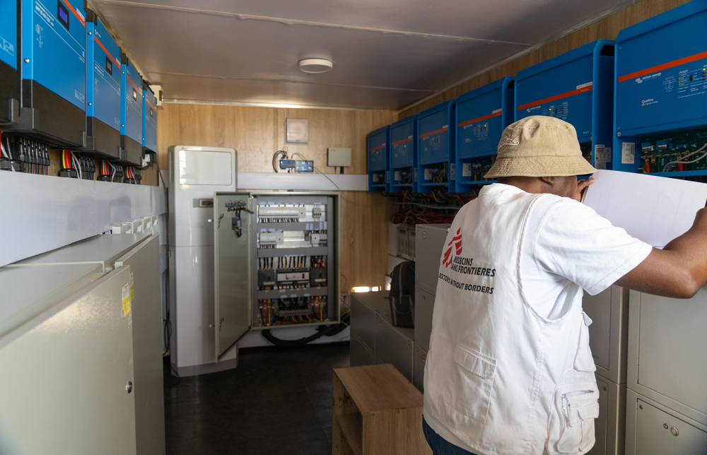 Personal de MSF trabaja en la unidad de control del sistema de energía solar del Hospital General de Zurmi.