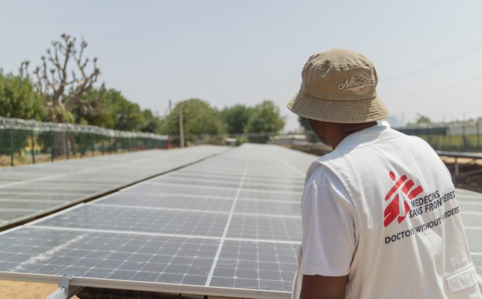 Personal de MSF inspecciona los paneles solares instalados en el Hospital General de Zurmi, en el norte de Nigeria.