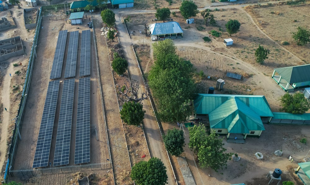 Vista de los paneles solares instalados en el Hospital General Zurmi en el estado de Zamfara, en el noroeste de Nigeria.