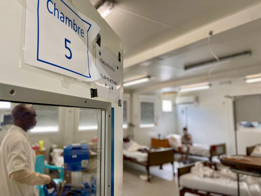 Una sala llena de pacientes con traumatismos en el hospital de MSF Tabarre, Haití.