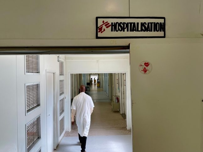 Un médico de MSF camina por el hospital de traumatología de Tabarre.