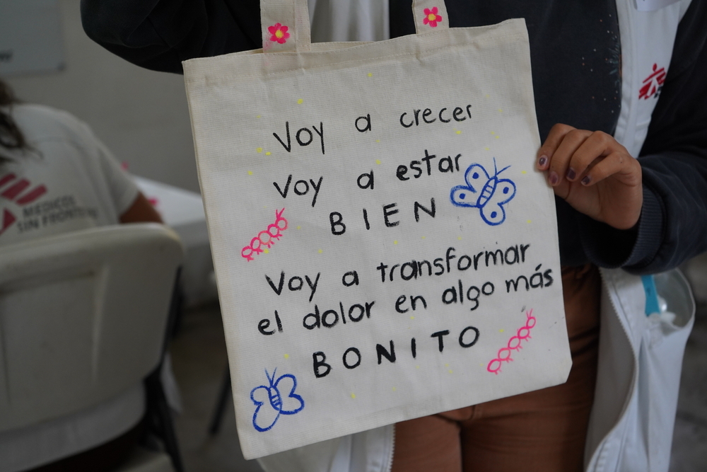 Un equipo multidisciplinario en las áreas de medicina, psiquiatría, psicología y trabajo social, diseña estrategias terapéuticas y acompaña de manera integral tanto a migrantes como a ciudadanos mexicanos que han sufrido actos de violencia en sus países de origen o durante su viaje, como violación, secuestro o tortura en el Centro de Atención Integral (CAI) que MSF tiene en la Ciudad de México.