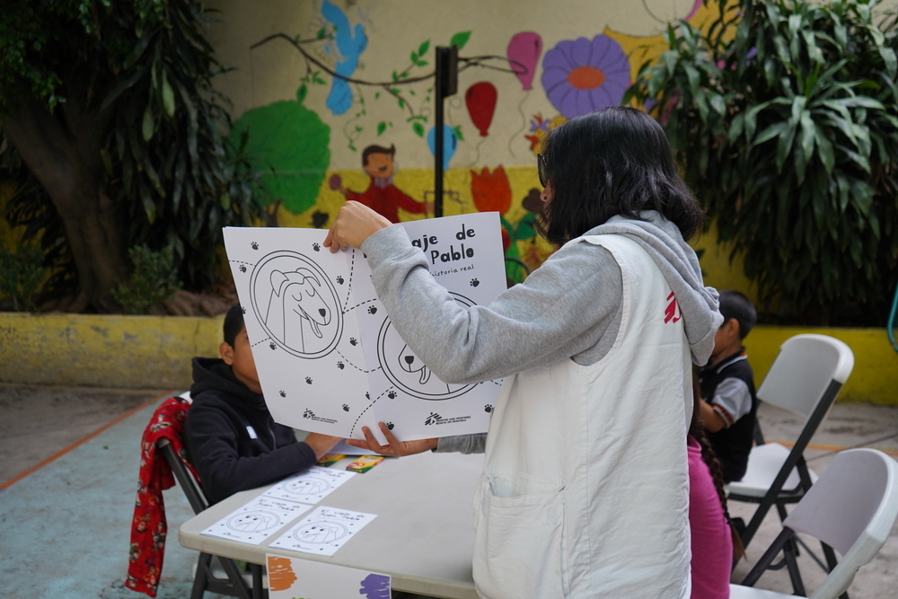 Los equipos de trabajo social y participación comunitaria utilizan actividades grupales e individuales para mejorar la salud mental en el Centro de Atención Integral (CAI) de Médicos Sin Fronteras en México.