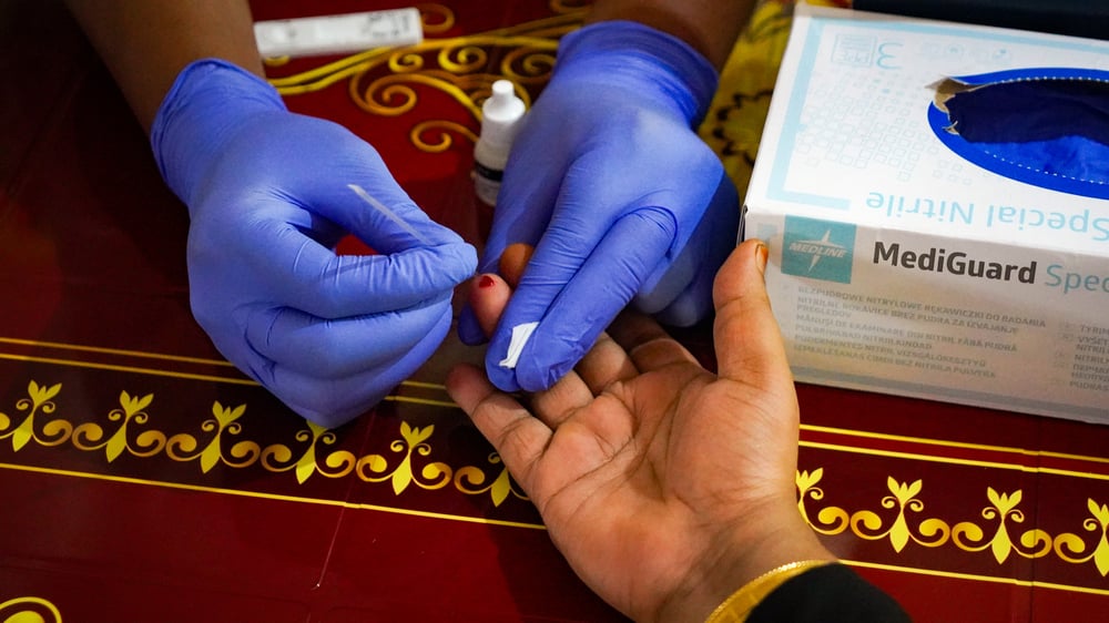 Enfermeras de MSF están recolectando muestras de sangre de pacientes en los campos de refugiados rohinyá mediante pruebas de diagnóstico rápido (PDR) como parte de una campaña de "prueba y tratamiento" de la hepatitis C.